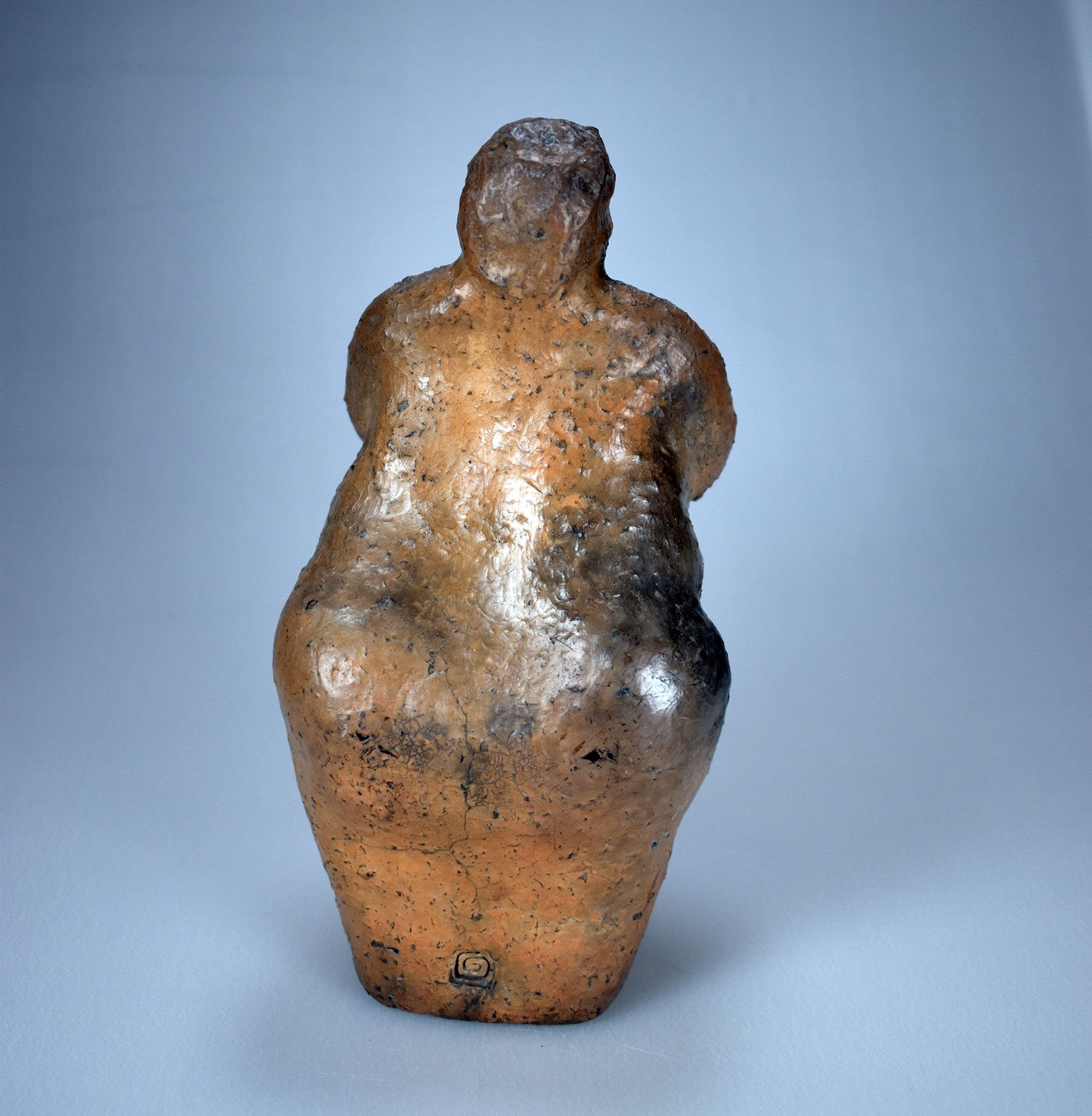 Handgefertigte Venus Statue aus Ton – Rauchbrandkunstwerk symbolisierend das Matriarchat und die Fruchtbarkeit