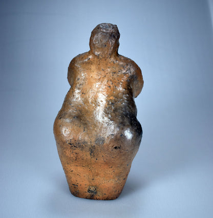 Handgefertigte Venus Statue aus Ton – Rauchbrandkunstwerk symbolisierend das Matriarchat und die Fruchtbarkeit
