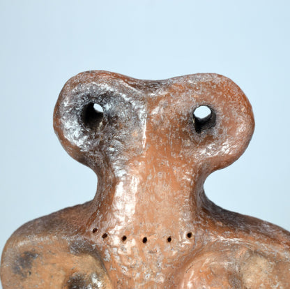 Einzigartige spirituelle Eye Idol Skulptur - Tel Brak inspiriertes Kunstwerk aus Ton und im Rauchbrand veredelt