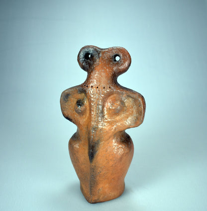 Einzigartige spirituelle Eye Idol Skulptur - Tel Brak inspiriertes Kunstwerk aus Ton und im Rauchbrand veredelt