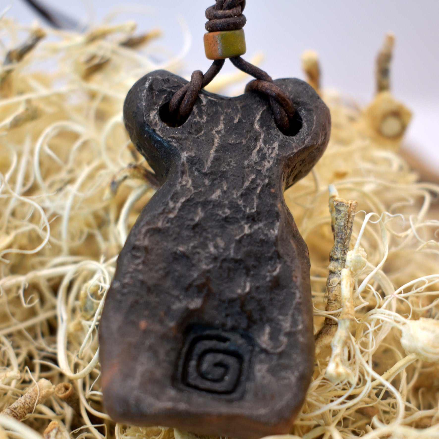 Einzigartiges Handgefertigtes Eye Idol Amulett aus Traditionell Gebranntem Ton - Spiritueller Schmuck Glücksbringer