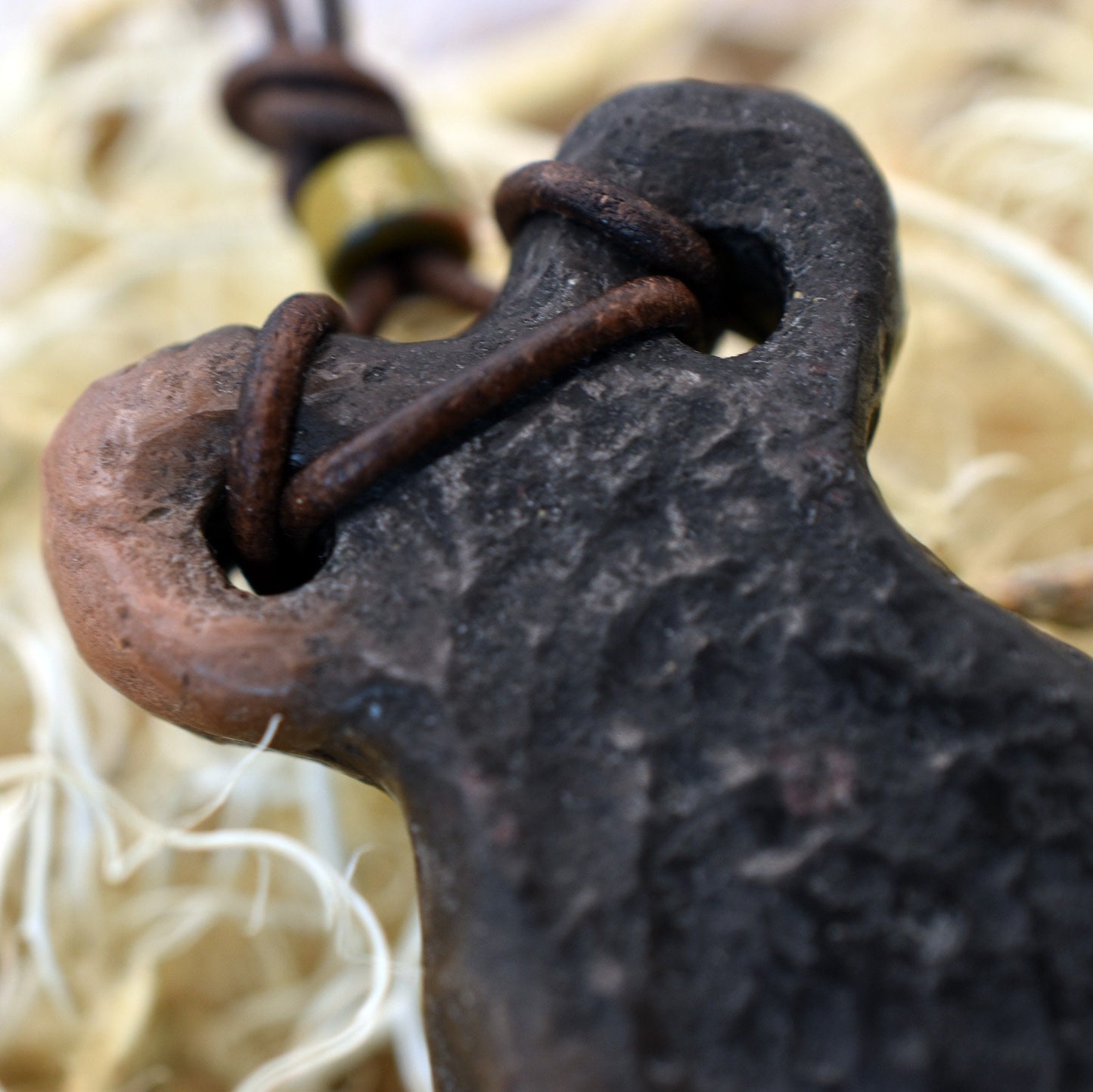 Einzigartiges Handgefertigtes Eye Idol Amulett aus Traditionell Gebranntem Ton - Spiritueller Schmuck Glücksbringer