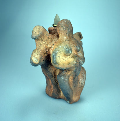 Mystische Baumgöttin Rückfluss Räucherkegelhalter aus Ton – Dekorative Naturgöttin Rauchbrand Töpferei