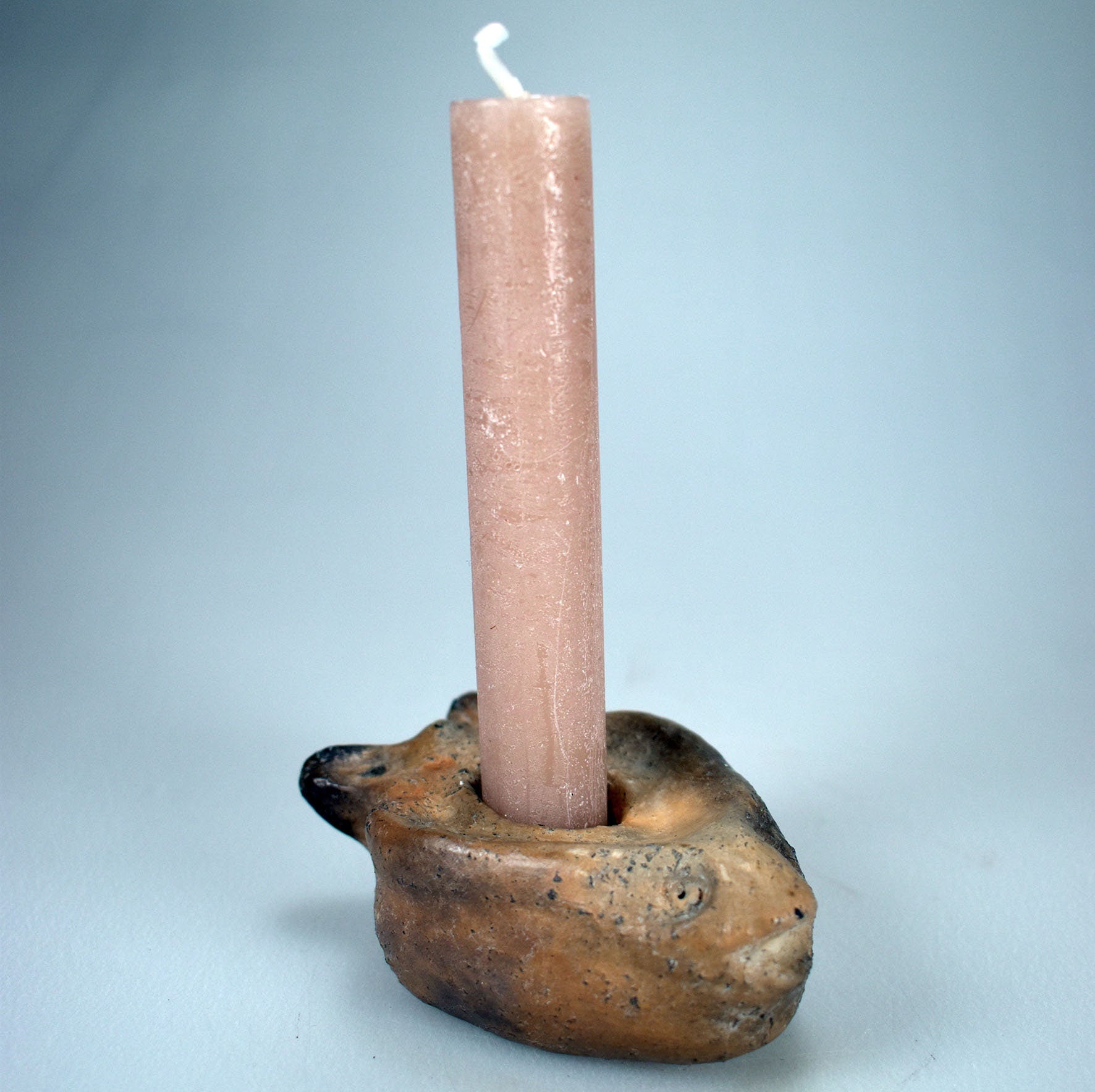 Handgefertigter Kerzenhalter aus traditionell gebranntem Ton – Spiritueller Fisch für angenehmes Wohnambiente