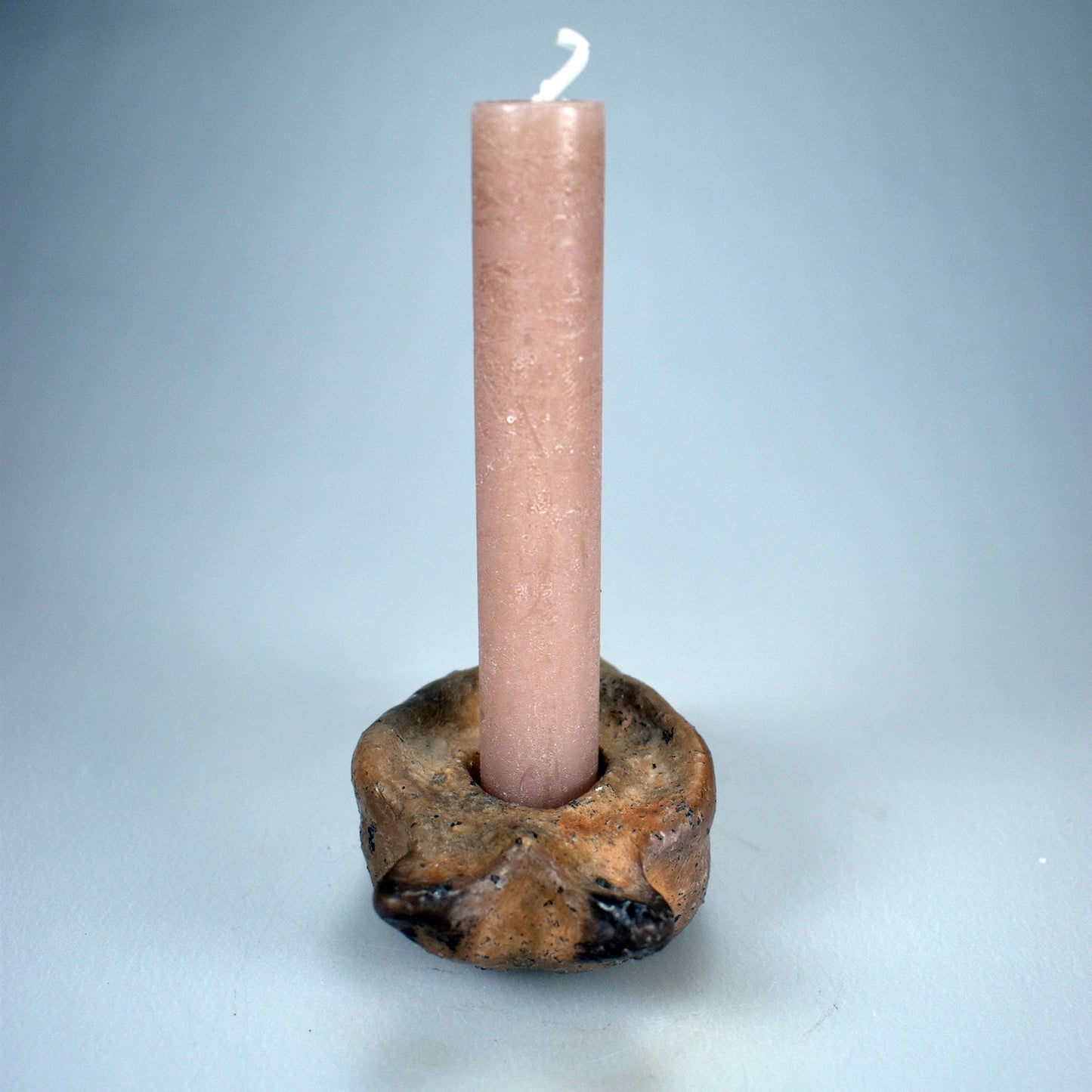 Handgefertigter Kerzenhalter aus traditionell gebranntem Ton – Spiritueller Fisch für angenehmes Wohnambiente