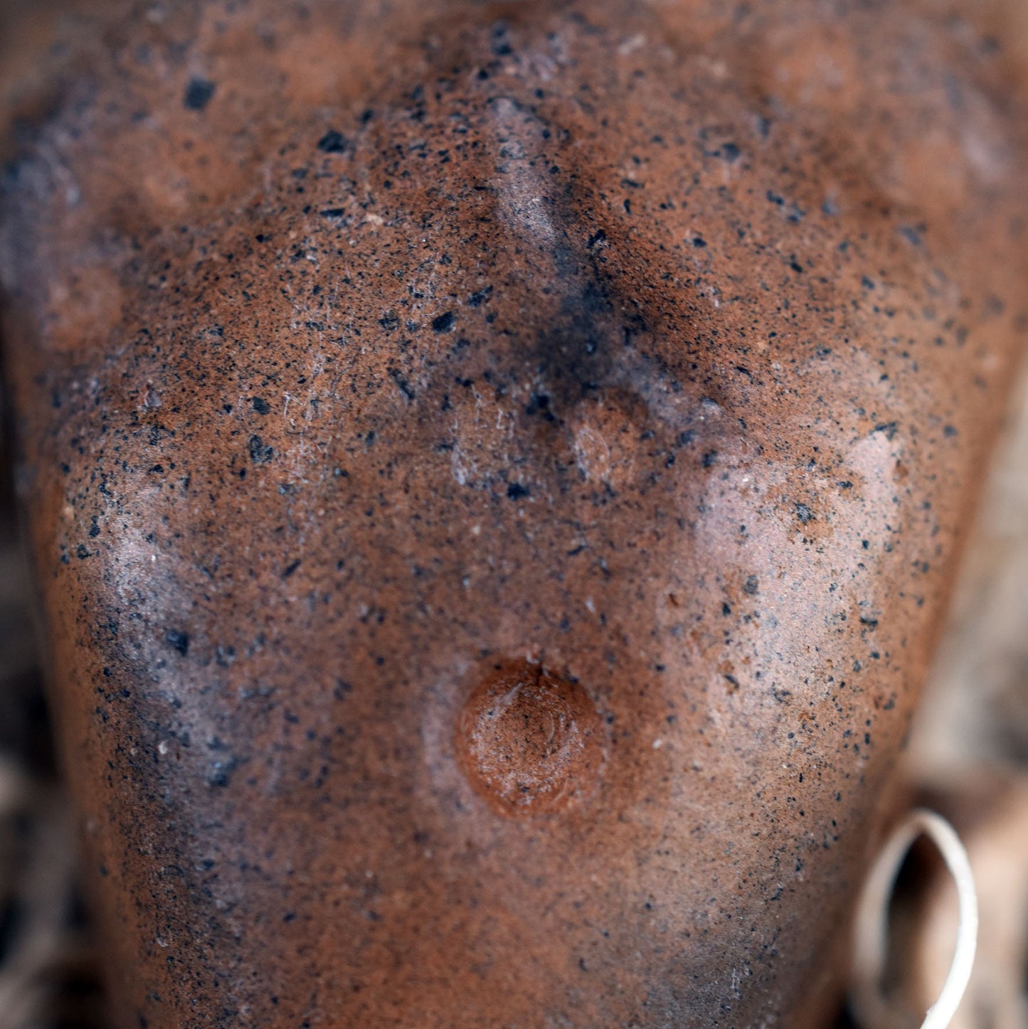 Handgefertigtes Amulett Talisman - Ethno Maske - aus traditionell gebranntem Ton mit Leder- oder Baumwollband