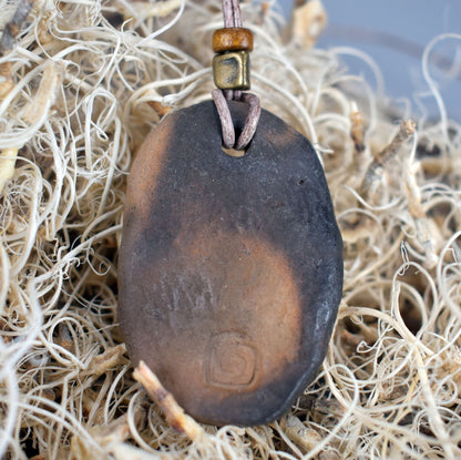 Handgefertigtes Glücksbringer Amulett - Sonnensymbol - aus traditionell gebranntem Ton – Rustikaler Talisman-Anhänger