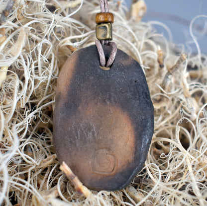 Handgefertigtes Glücksbringer Amulett - Sonnensymbol - aus traditionell gebranntem Ton – Rustikaler Talisman-Anhänger