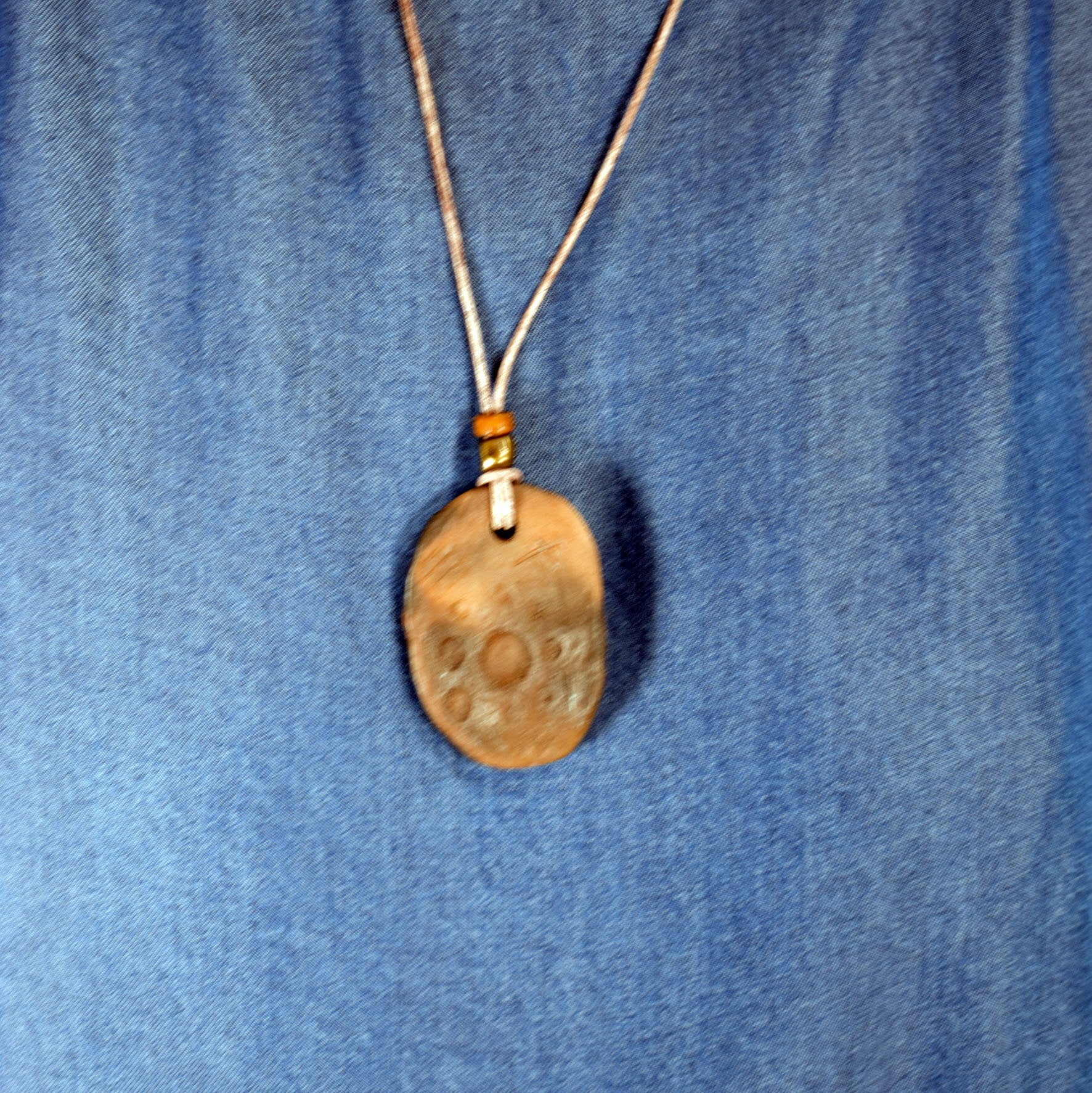 Handgefertigtes Glücksbringer Amulett - Sonnensymbol - aus traditionell gebranntem Ton – Rustikaler Talisman-Anhänger