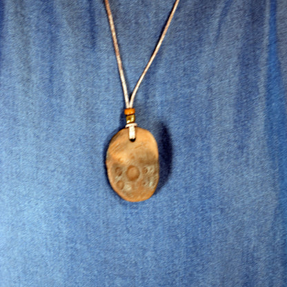 Handgefertigtes Glücksbringer Amulett - Sonnensymbol - aus traditionell gebranntem Ton – Rustikaler Talisman-Anhänger