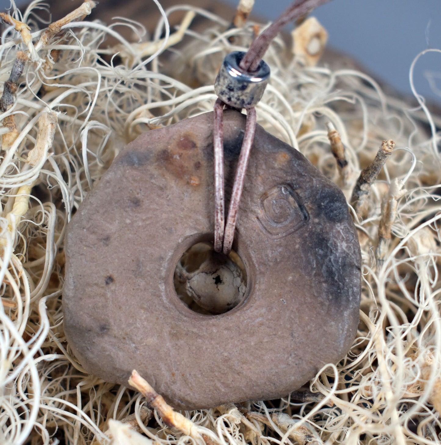 Handgefertigtes Amulett Talisman in Donut Form aus rustikalem Ton – Einzigartige Rauchbrandkunstwerk - mit Leder- oder Baumwollband