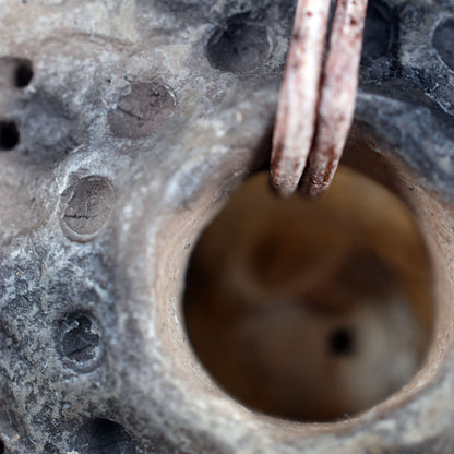 Handgefertigtes Amulett Talisman in Donut Form aus rustikalem Ton – Einzigartige Rauchbrandkunstwerk - mit Leder- oder Baumwollband