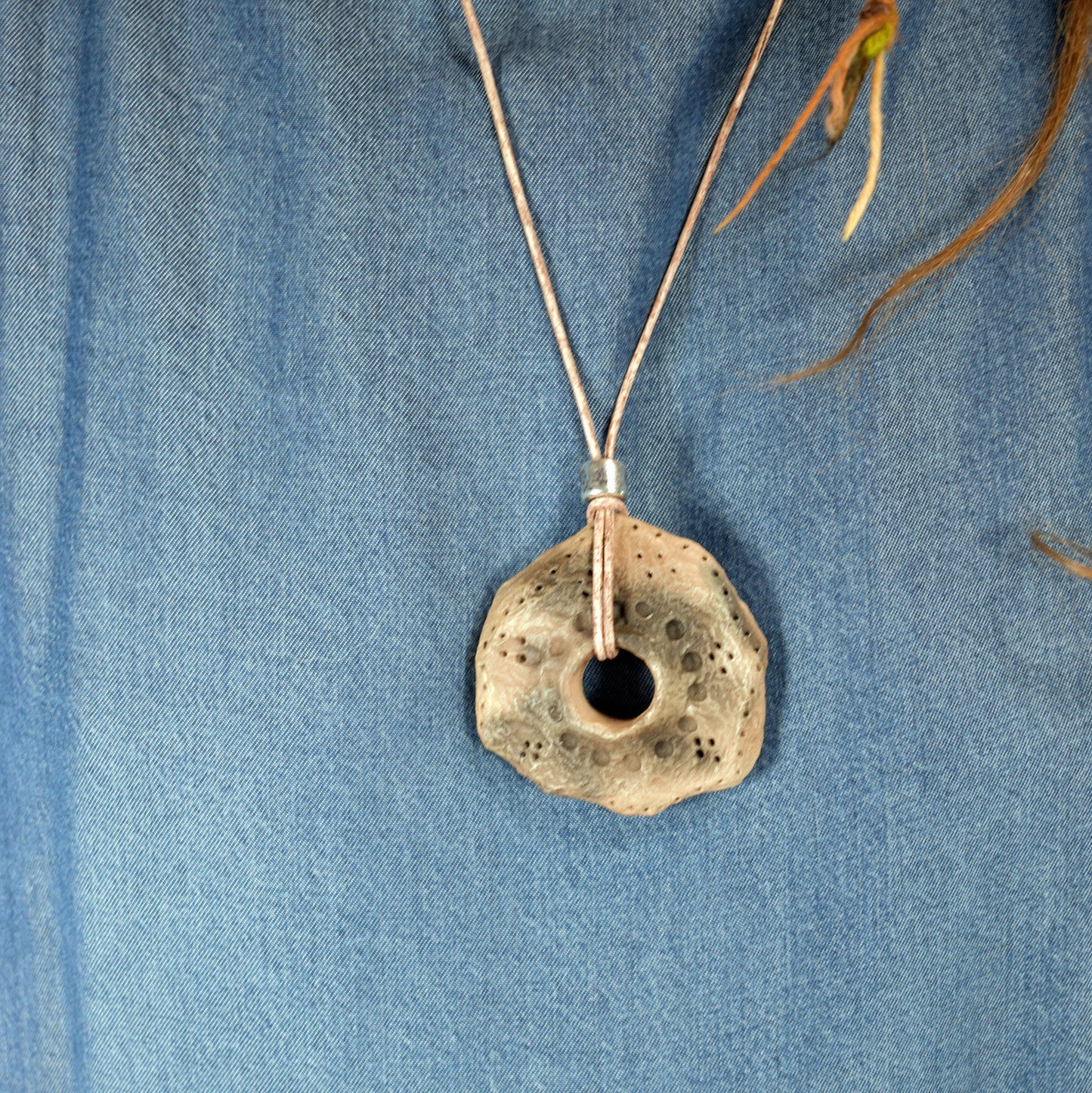 Handgefertigtes Amulett Talisman in Donut Form aus rustikalem Ton – Einzigartige Rauchbrandkunstwerk - mit Leder- oder Baumwollband