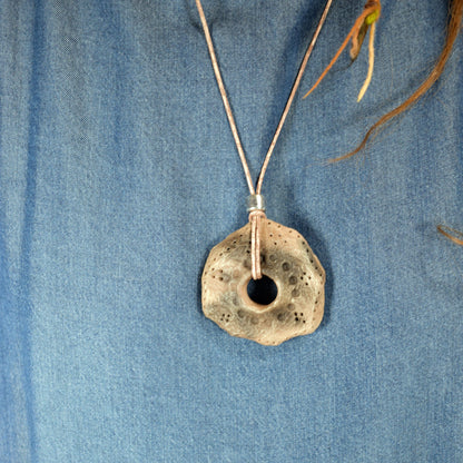 Handgefertigtes Amulett Talisman in Donut Form aus rustikalem Ton – Einzigartige Rauchbrandkunstwerk - mit Leder- oder Baumwollband