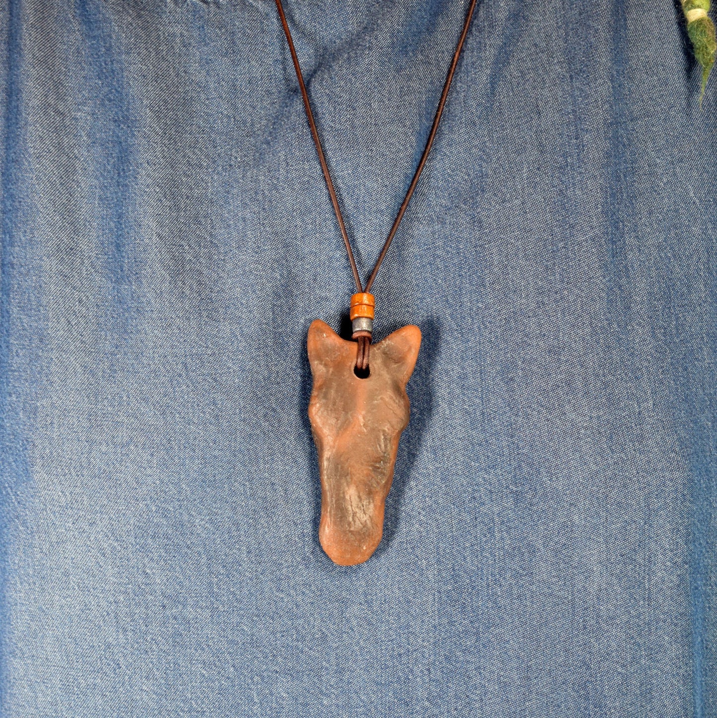 Handgefertigter Sleipnir Glücksbringer Amulett Talisman - Nordischer Schmuck aus traditionell gebranntem Ton mit Leder- oder Baumwollband