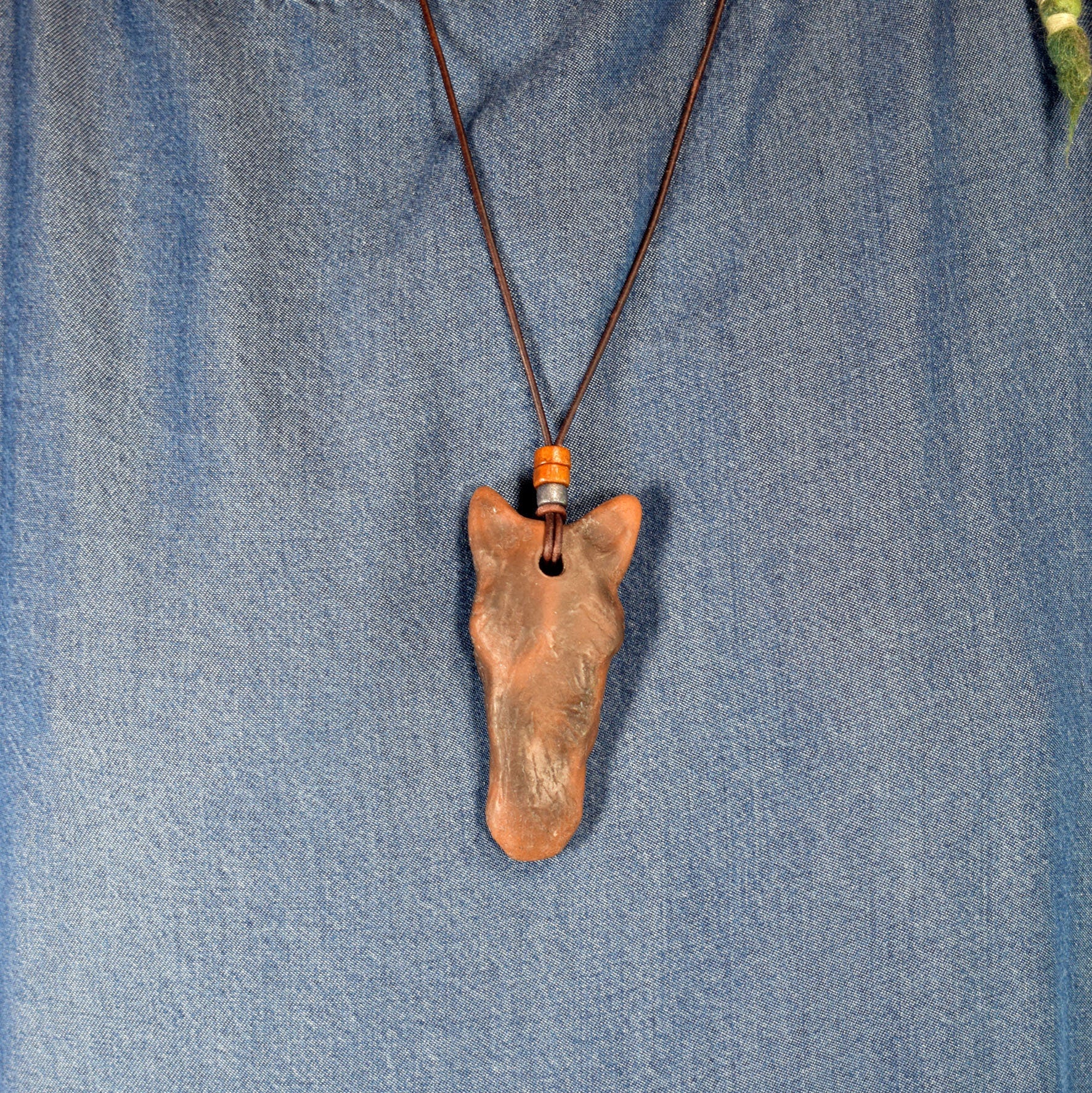 Handgefertigter Sleipnir Glücksbringer Amulett Talisman - Nordischer Schmuck aus traditionell gebranntem Ton mit Leder- oder Baumwollband