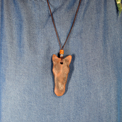 Handgefertigter Sleipnir Glücksbringer Amulett Talisman - Nordischer Schmuck aus traditionell gebranntem Ton mit Leder- oder Baumwollband