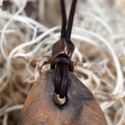 Einzigartiges handgefertigtes Amulett aus Rauchbrand-Ton – Spiritueller Glücksbringer und Fruchtbarkeitsgöttin Anhänger