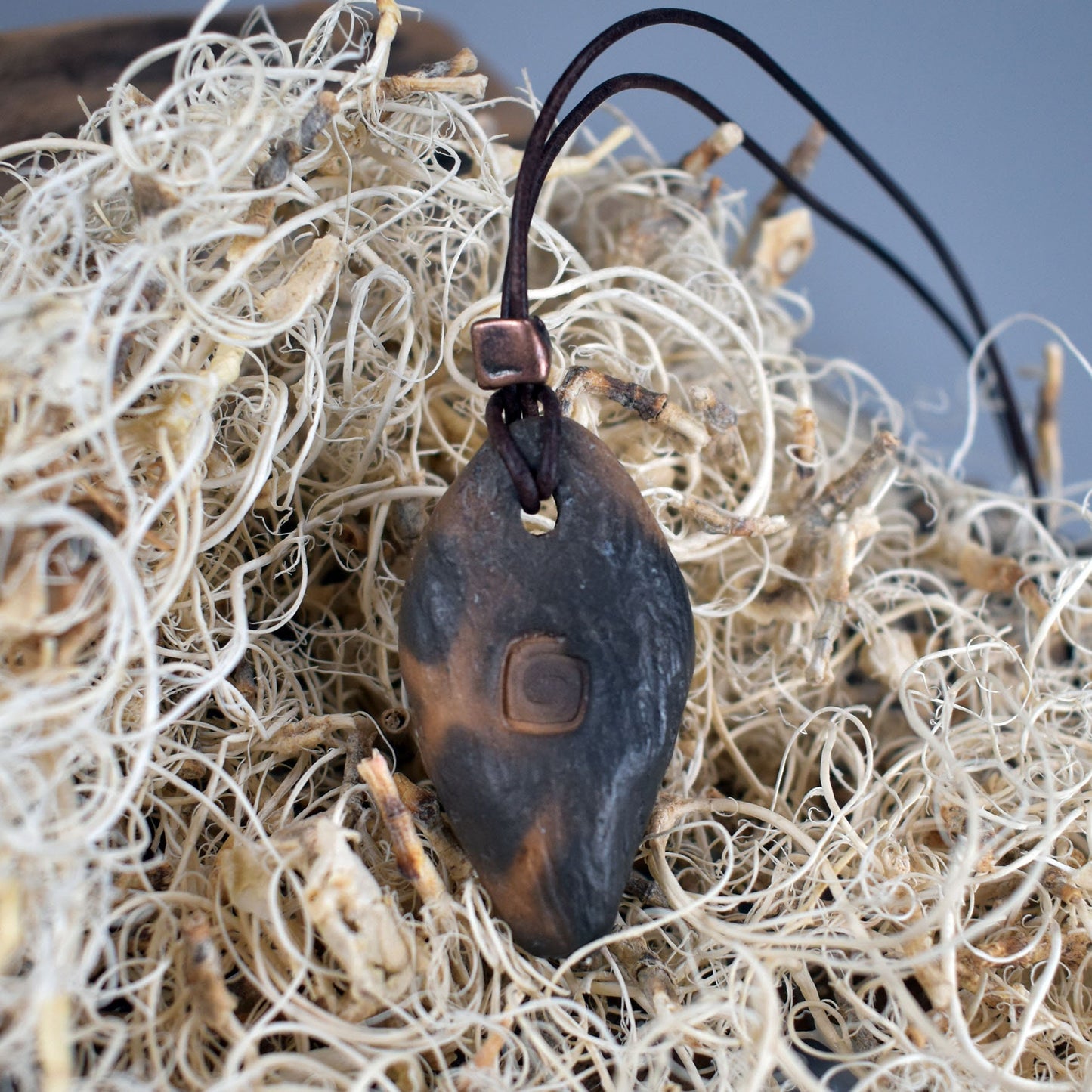 Einzigartiges handgefertigtes Amulett aus Rauchbrand-Ton – Spiritueller Glücksbringer und Fruchtbarkeitsgöttin Anhänger