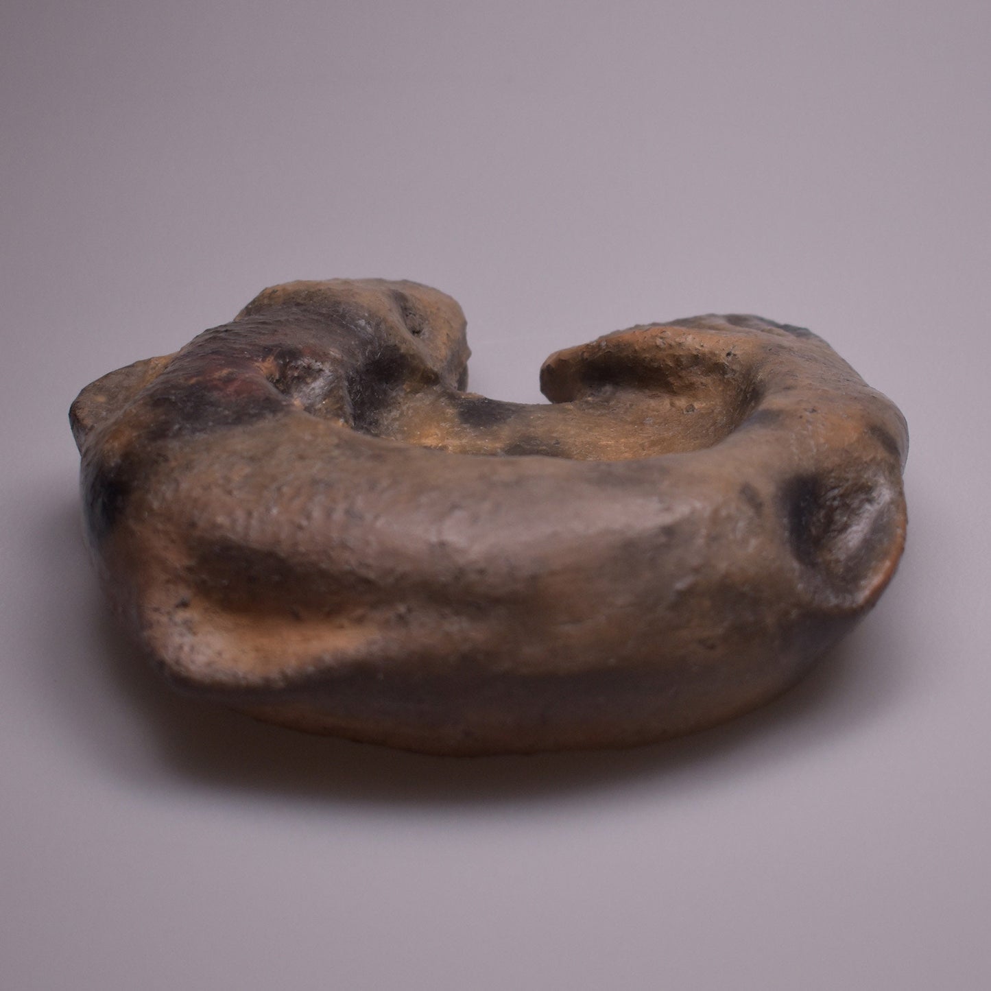 Handgefertigter Teelichthalter aus traditionell gebranntem Ton – Spiritueller Fisch für angenehmes Wohnambiente