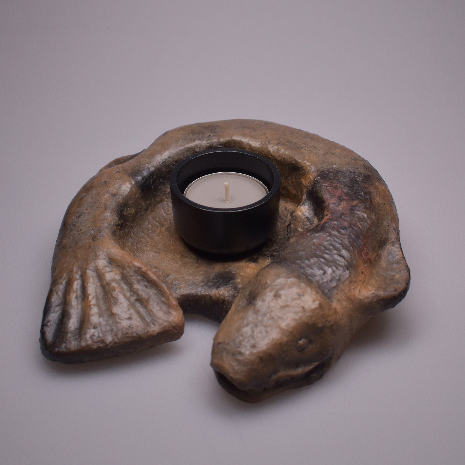 Handgefertigter Teelichthalter aus traditionell gebranntem Ton – Spiritueller Fisch für angenehmes Wohnambiente