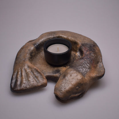 Handgefertigter Teelichthalter aus traditionell gebranntem Ton – Spiritueller Fisch für angenehmes Wohnambiente