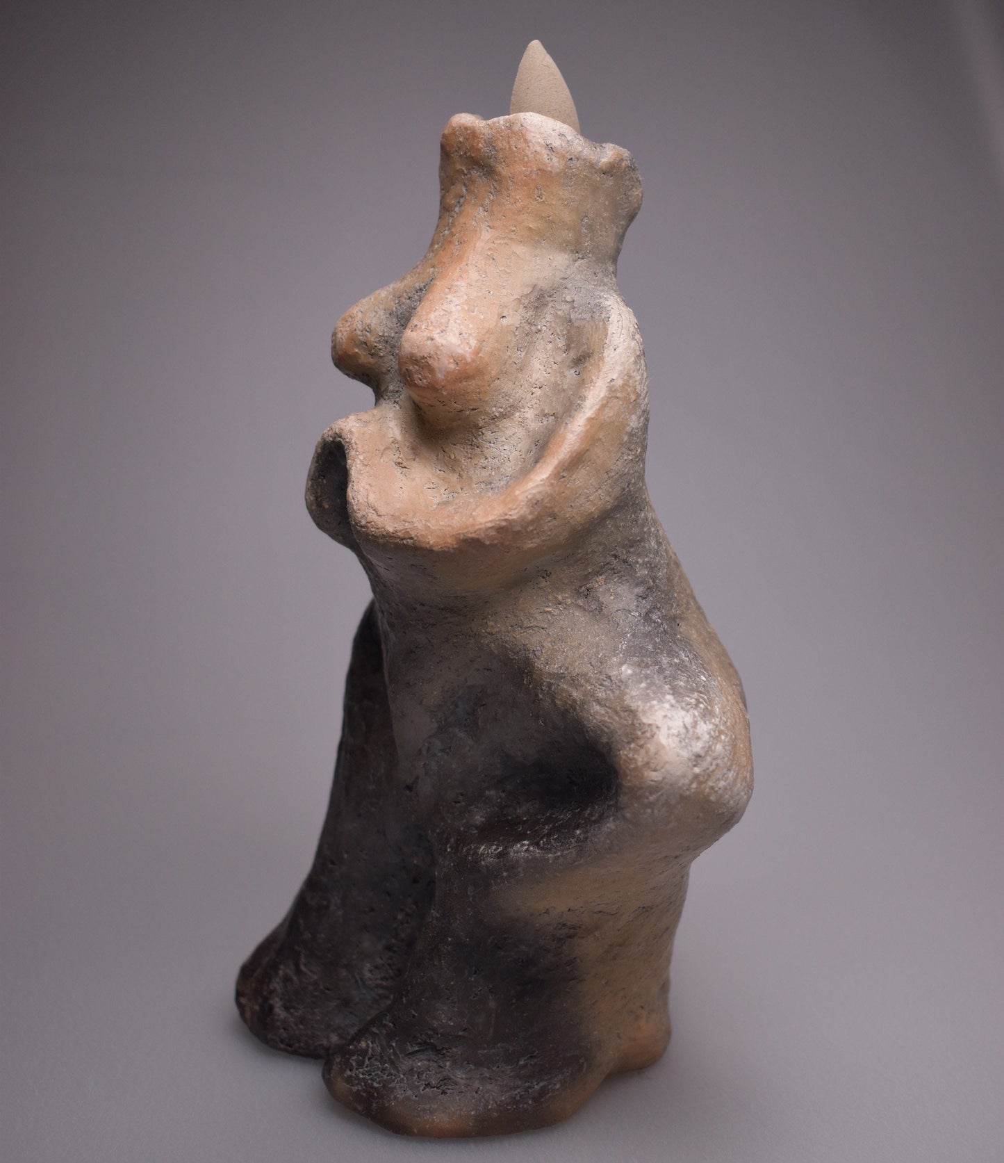 Vrikshasana Yoga Baum Stellung Rückfluss Räucherkegelhalter – Handgefertigte Ton Skulptur - im Rauchbrand vollendet