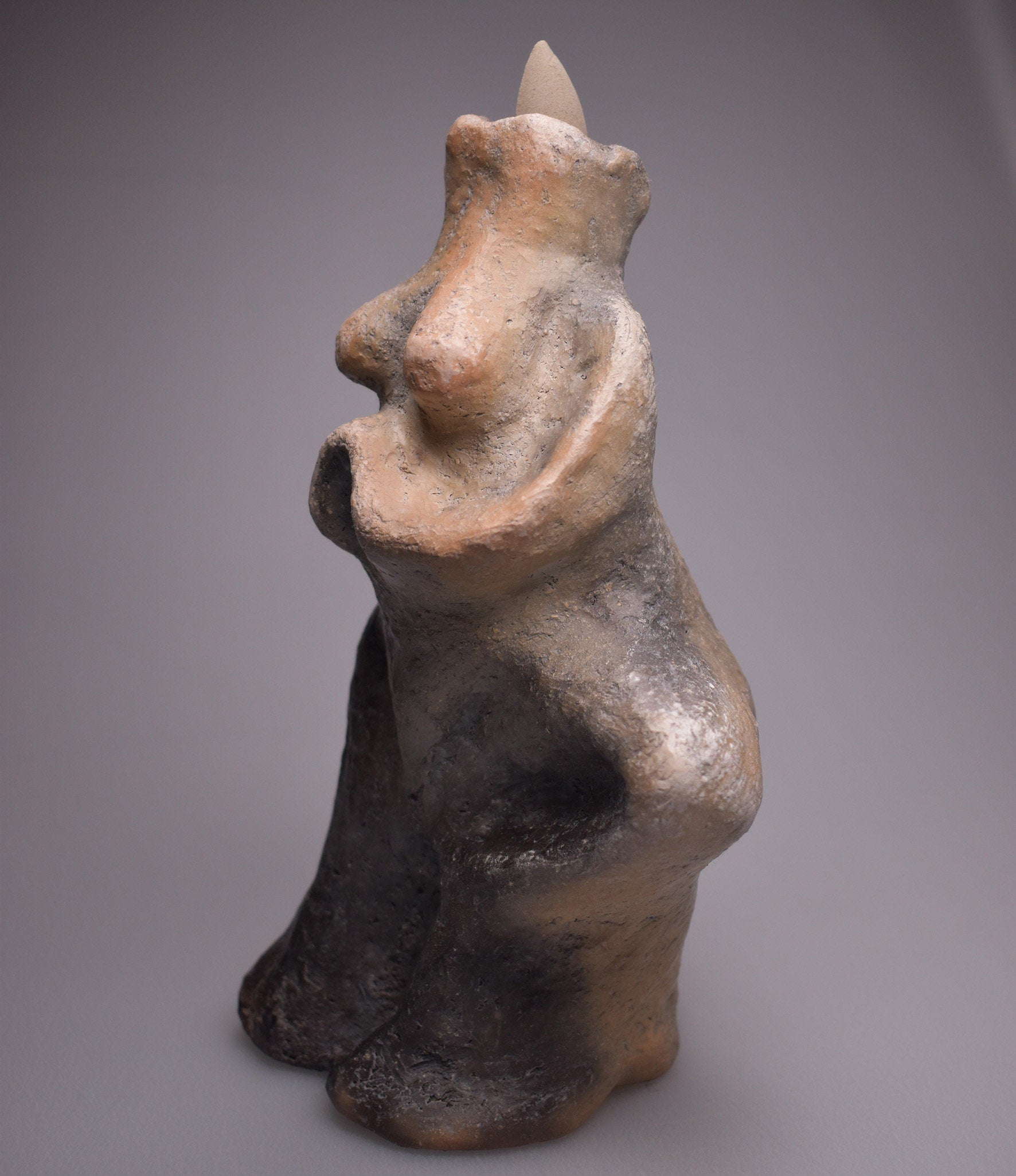 Vrikshasana Yoga Baum Stellung Rückfluss Räucherkegelhalter – Handgefertigte Ton Skulptur - im Rauchbrand vollendet