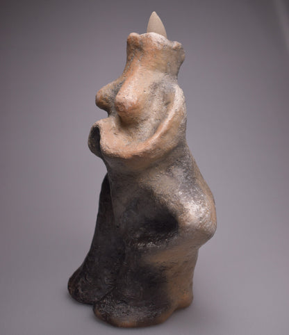 Vrikshasana Yoga Baum Stellung Rückfluss Räucherkegelhalter – Handgefertigte Ton Skulptur - im Rauchbrand vollendet