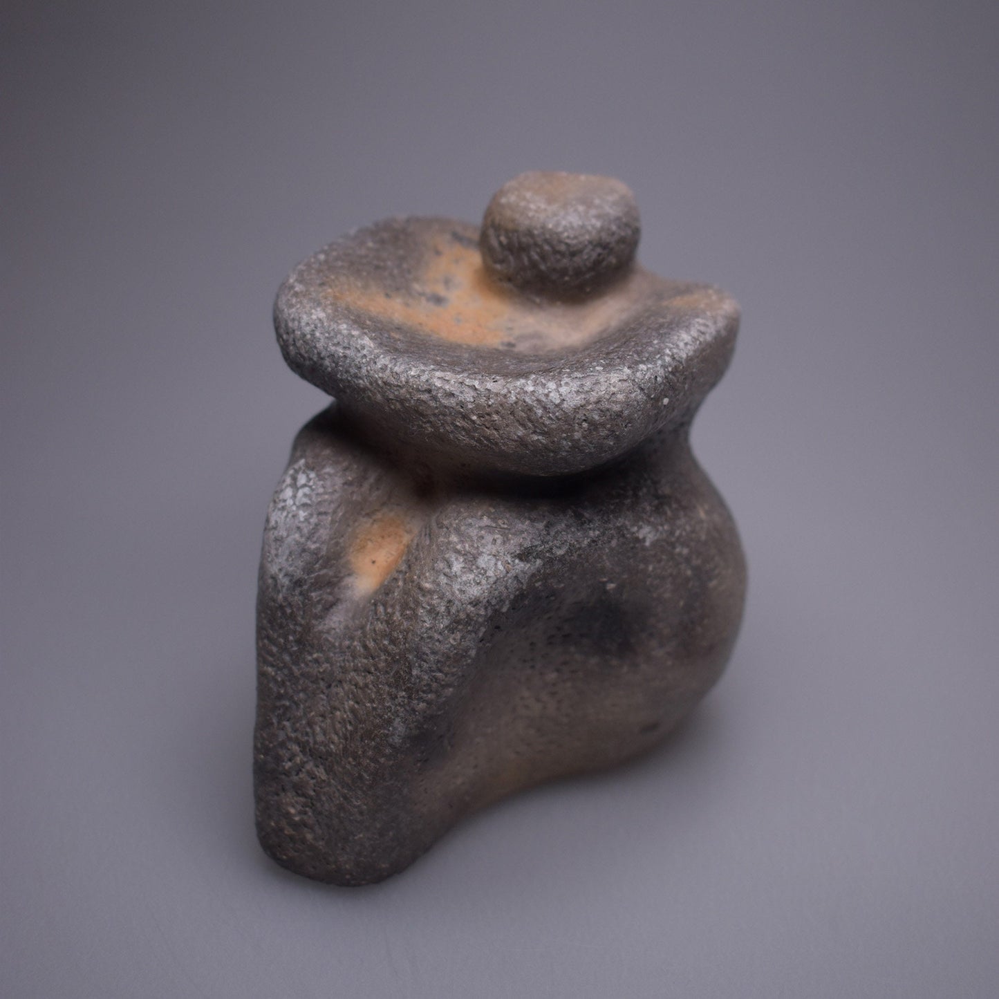 Handgefertigte prähistorisch inspirierte Skulptur - Spirituelle Dekoration aus Ton im Rauchbrand vollendet - individuelles Wohnambiente