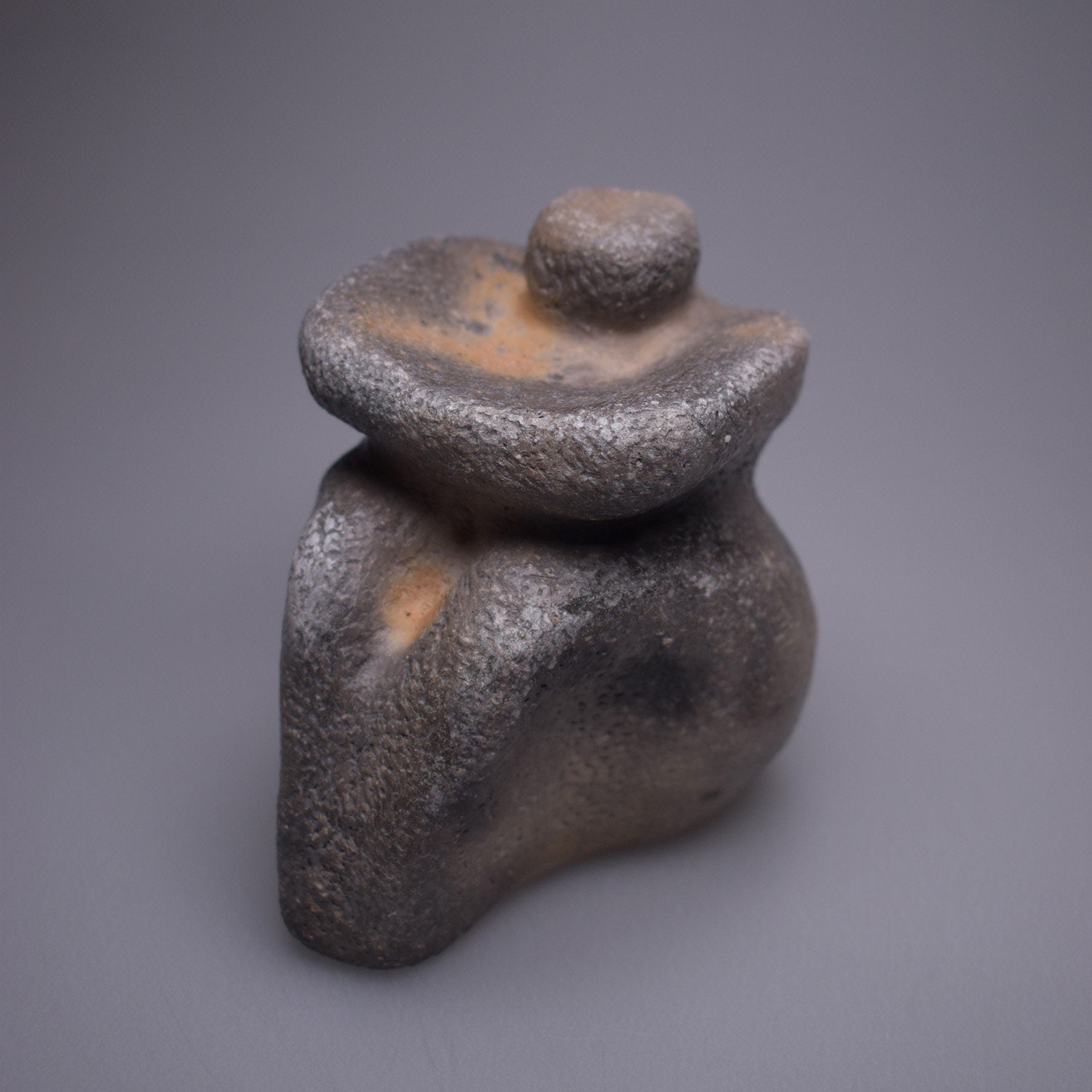 Handgefertigte prähistorisch inspirierte Skulptur - Spirituelle Dekoration aus Ton im Rauchbrand vollendet - individuelles Wohnambiente