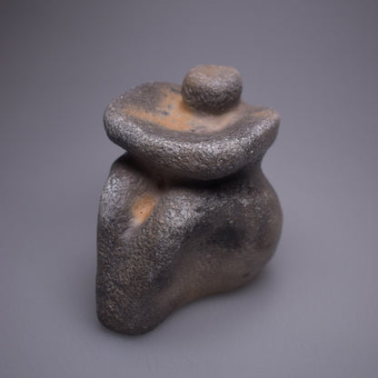 Handgefertigte prähistorisch inspirierte Skulptur - Spirituelle Dekoration aus Ton im Rauchbrand vollendet - individuelles Wohnambiente