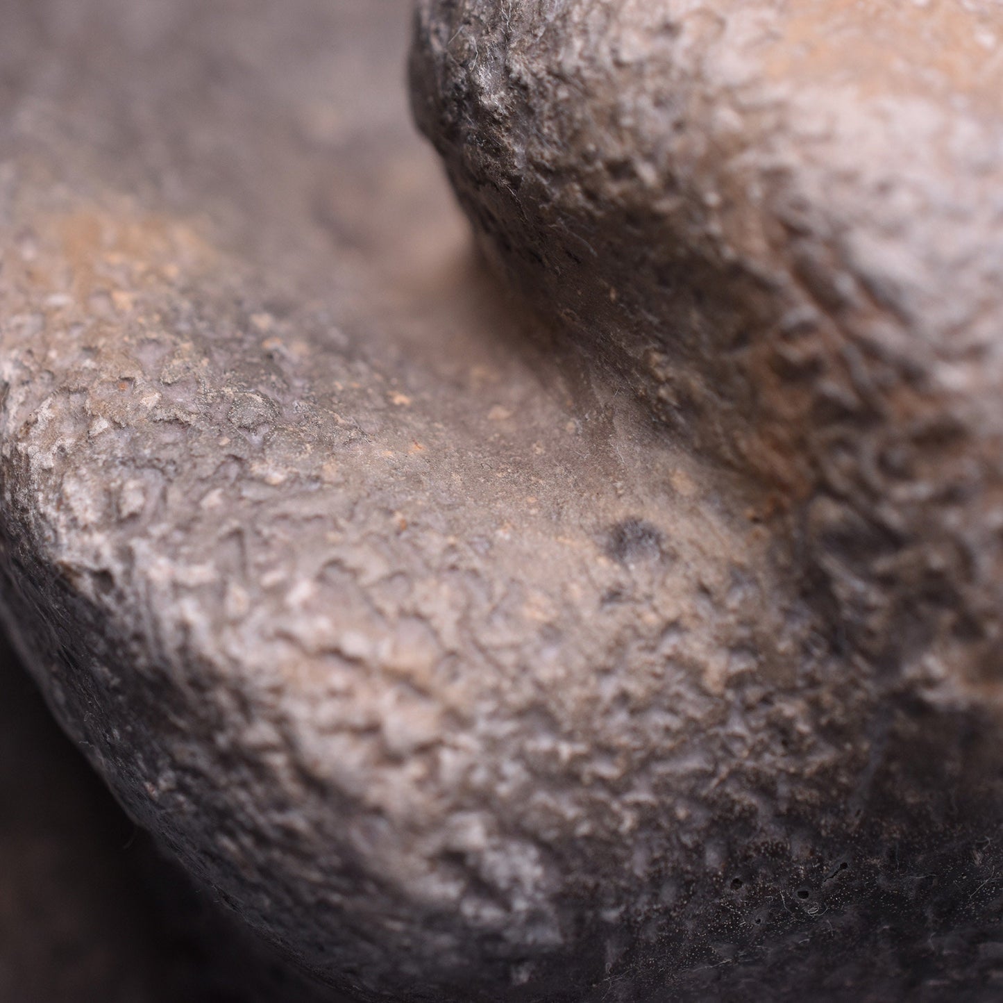 Handgefertigte prähistorisch inspirierte Skulptur - Spirituelle Dekoration aus Ton im Rauchbrand vollendet - individuelles Wohnambiente