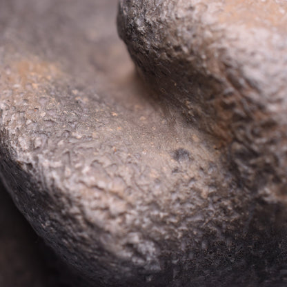Handgefertigte prähistorisch inspirierte Skulptur - Spirituelle Dekoration aus Ton im Rauchbrand vollendet - individuelles Wohnambiente