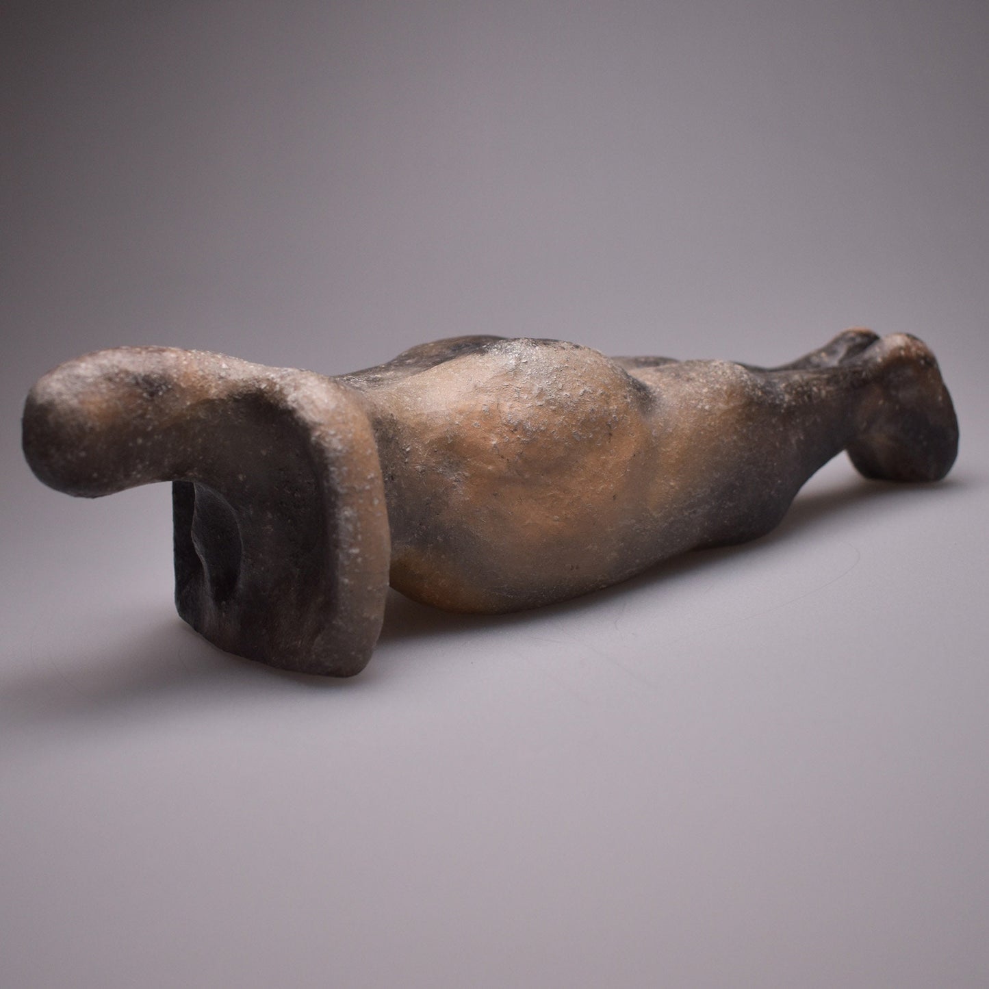 Einzigartige liegende Skulptur aus Ton gefertigt und im Rauchbrand vollendet - ideales Geschenk für entspanntes Wohnambiente