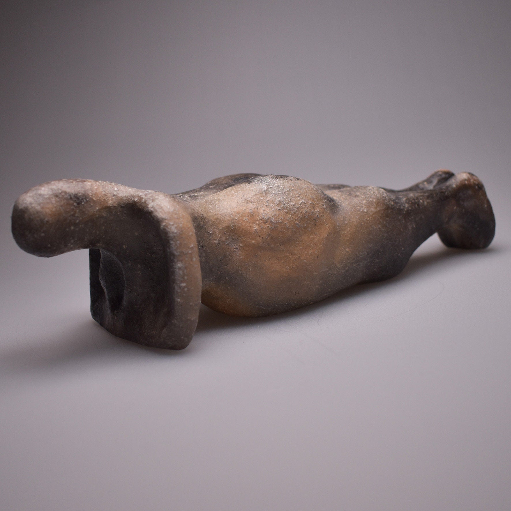 Einzigartige liegende Skulptur aus Ton gefertigt und im Rauchbrand vollendet - ideales Geschenk für entspanntes Wohnambiente