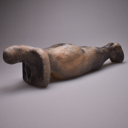 Einzigartige liegende Skulptur aus Ton gefertigt und im Rauchbrand vollendet - ideales Geschenk für entspanntes Wohnambiente