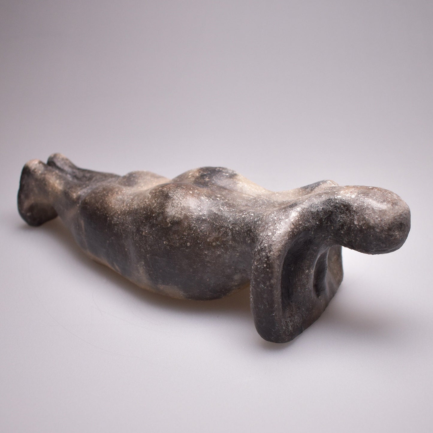 Einzigartige liegende Skulptur aus Ton gefertigt und im Rauchbrand vollendet - ideales Geschenk für entspanntes Wohnambiente