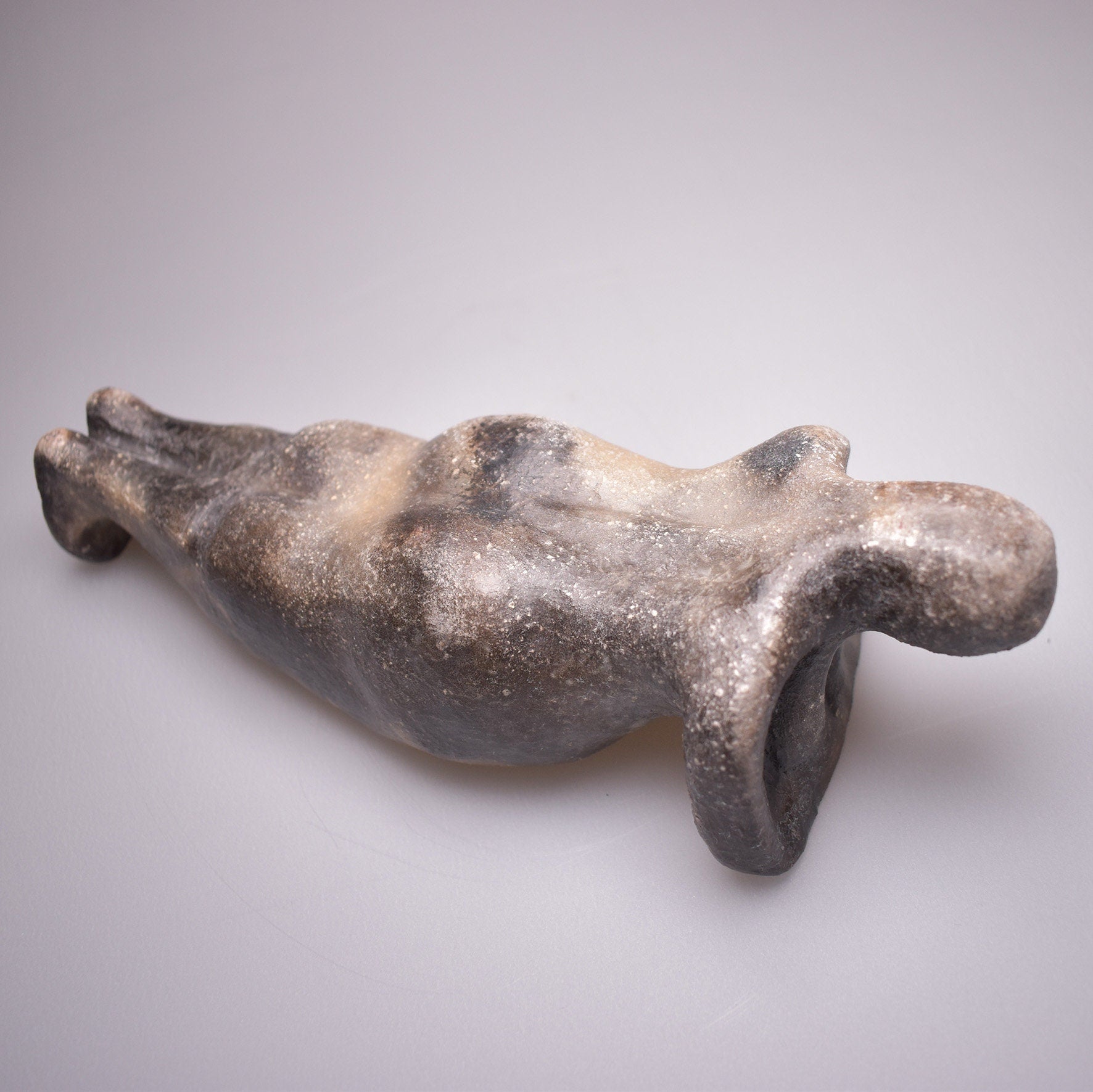 Einzigartige liegende Skulptur aus Ton gefertigt und im Rauchbrand vollendet - ideales Geschenk für entspanntes Wohnambiente