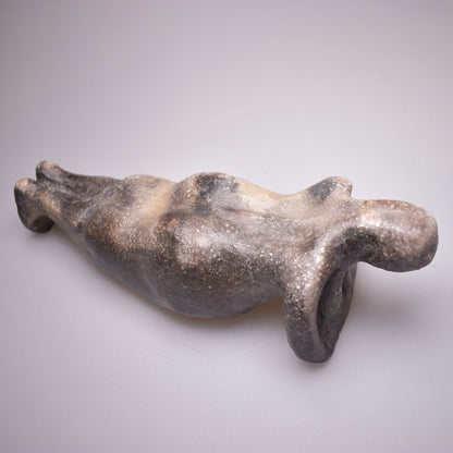 Einzigartige liegende Skulptur aus Ton gefertigt und im Rauchbrand vollendet - ideales Geschenk für entspanntes Wohnambiente