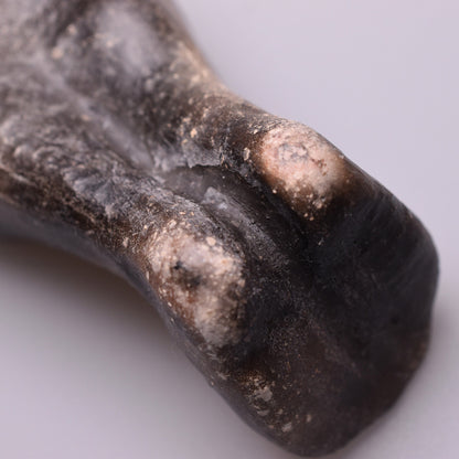 Einzigartige liegende Skulptur aus Ton gefertigt und im Rauchbrand vollendet - ideales Geschenk für entspanntes Wohnambiente