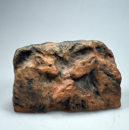 Handgefertigtes Rauchbrand-Ton-Relief inspiriert von prähistorischer Höhlenmalerei aus Lascaux, Pferde, cave art