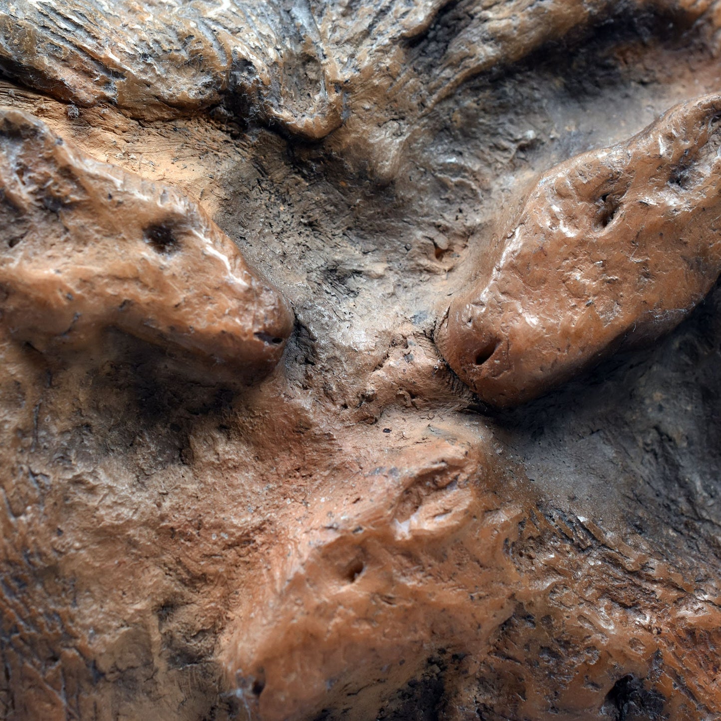 Handgefertigtes Rauchbrand-Ton-Relief inspiriert von prähistorischer Höhlenmalerei aus Lascaux, Pferde, cave art