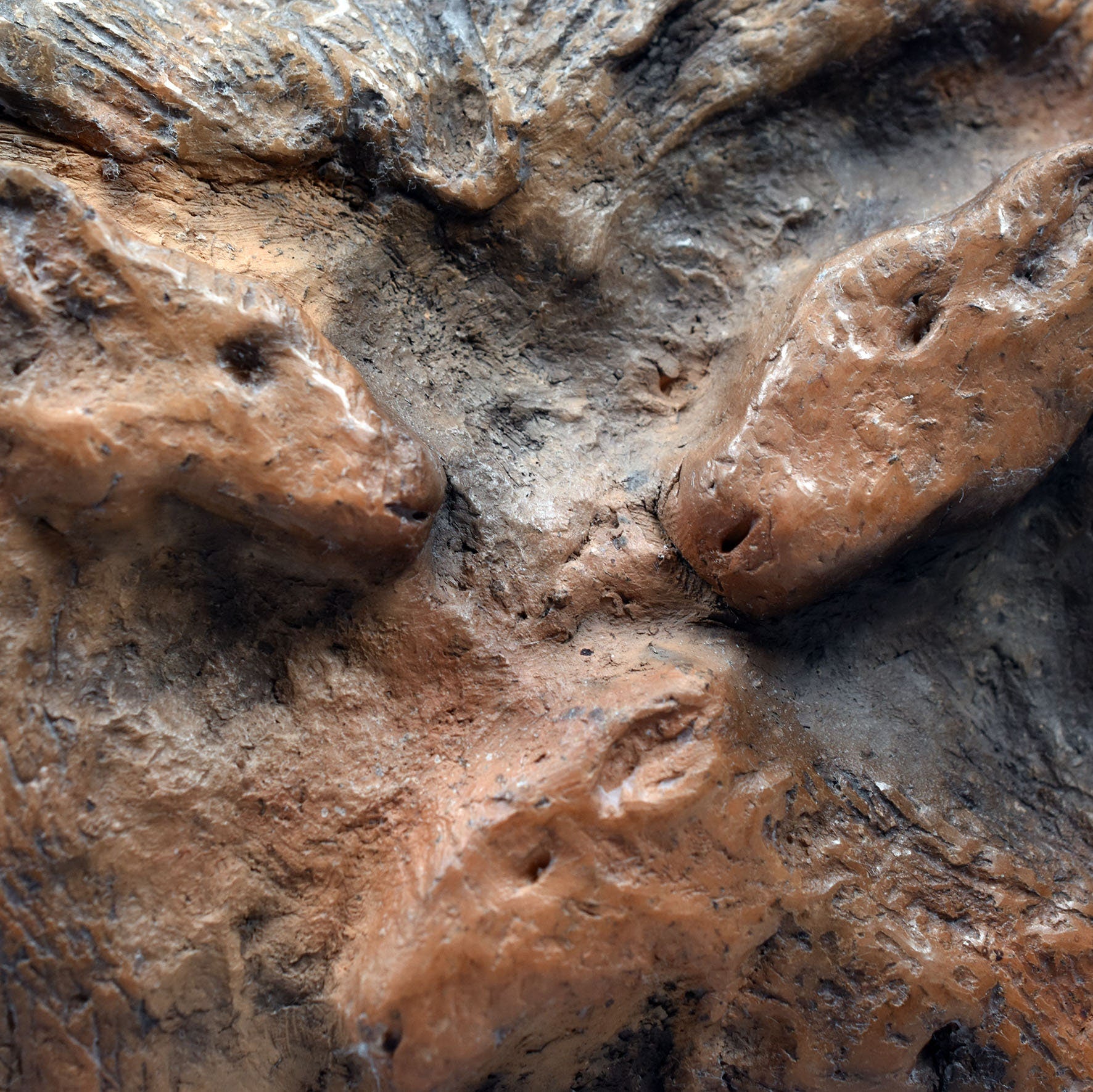 Handgefertigtes Rauchbrand-Ton-Relief inspiriert von prähistorischer Höhlenmalerei aus Lascaux, Pferde, cave art