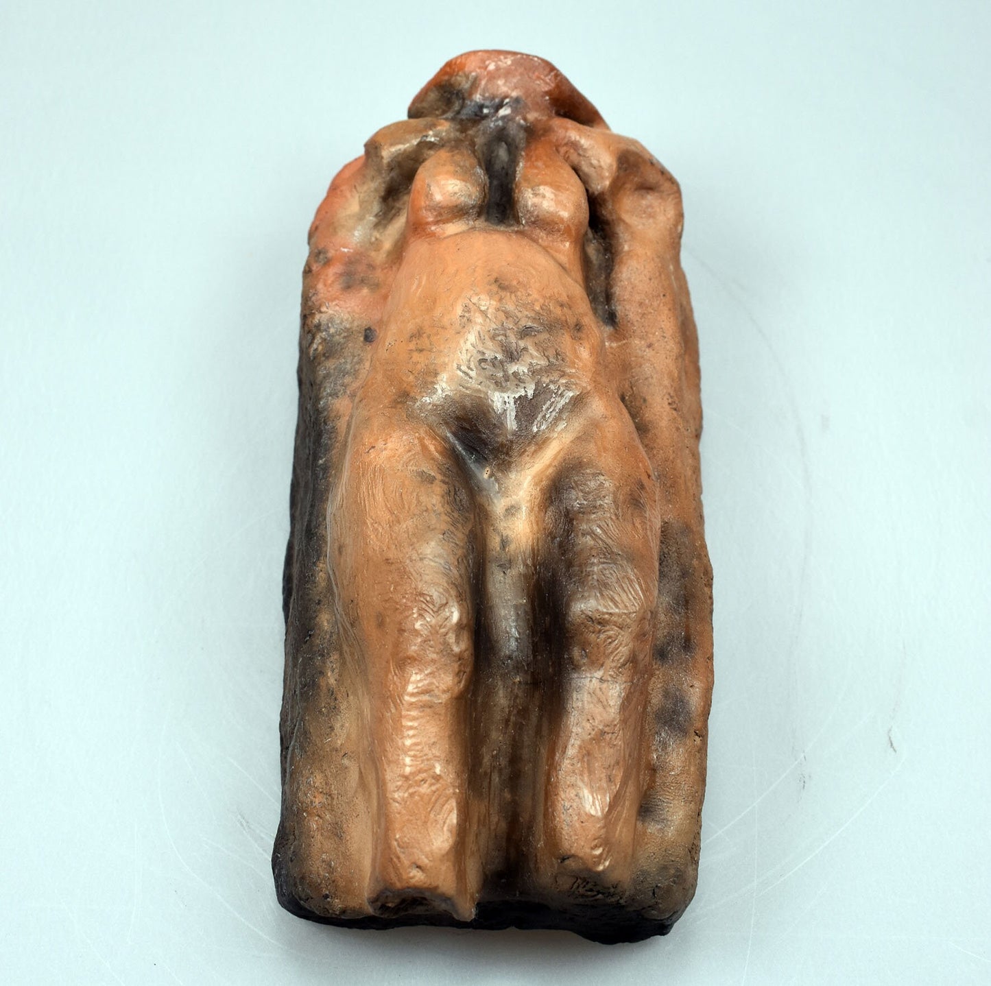 Keltische Baumgöttin Arduinna, handgefertigte Statue aus Ton und im Rauchbrand veredelt