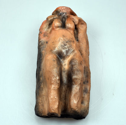 Keltische Baumgöttin Arduinna, handgefertigte Statue aus Ton und im Rauchbrand veredelt