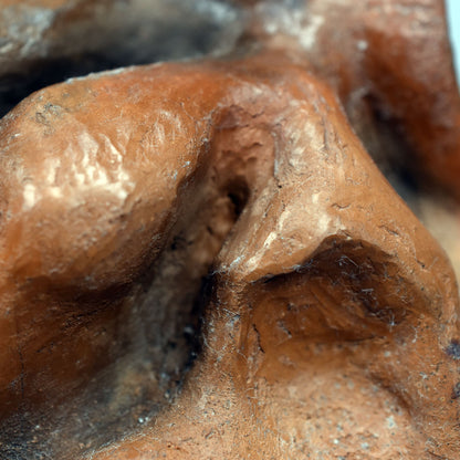 Keltische Baumgöttin Arduinna, handgefertigte Statue aus Ton und im Rauchbrand veredelt