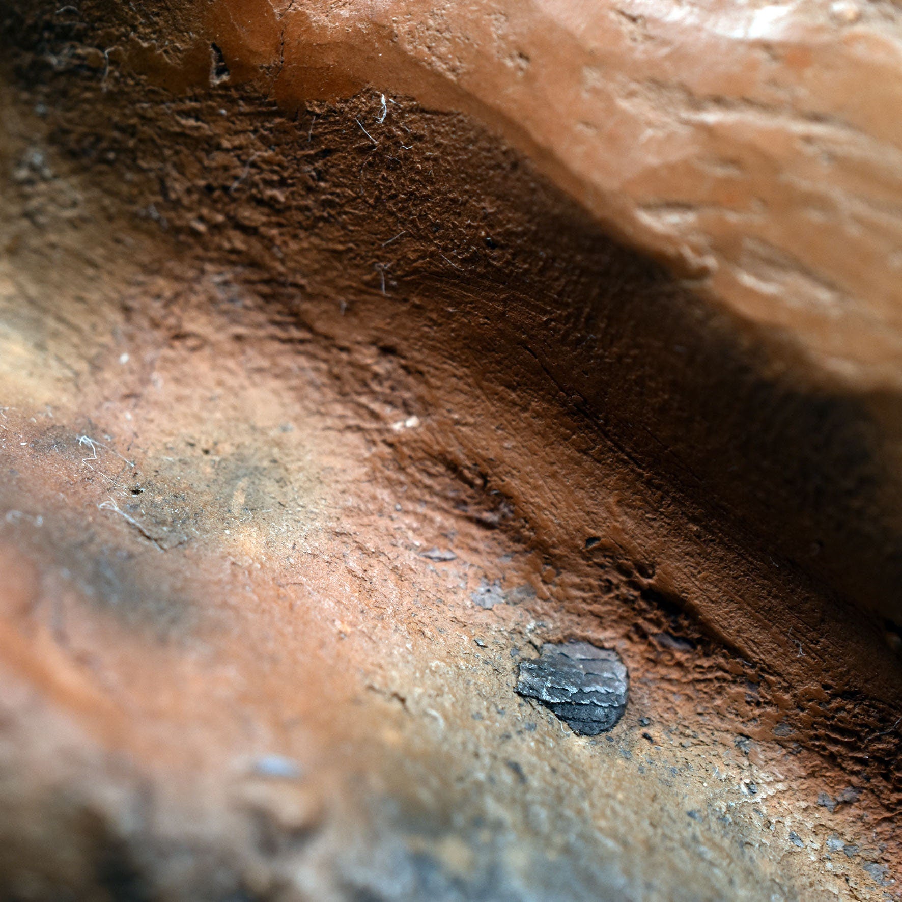 Keltische Baumgöttin Arduinna, handgefertigte Statue aus Ton und im Rauchbrand veredelt