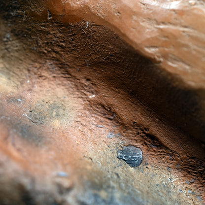 Keltische Baumgöttin Arduinna, handgefertigte Statue aus Ton und im Rauchbrand veredelt