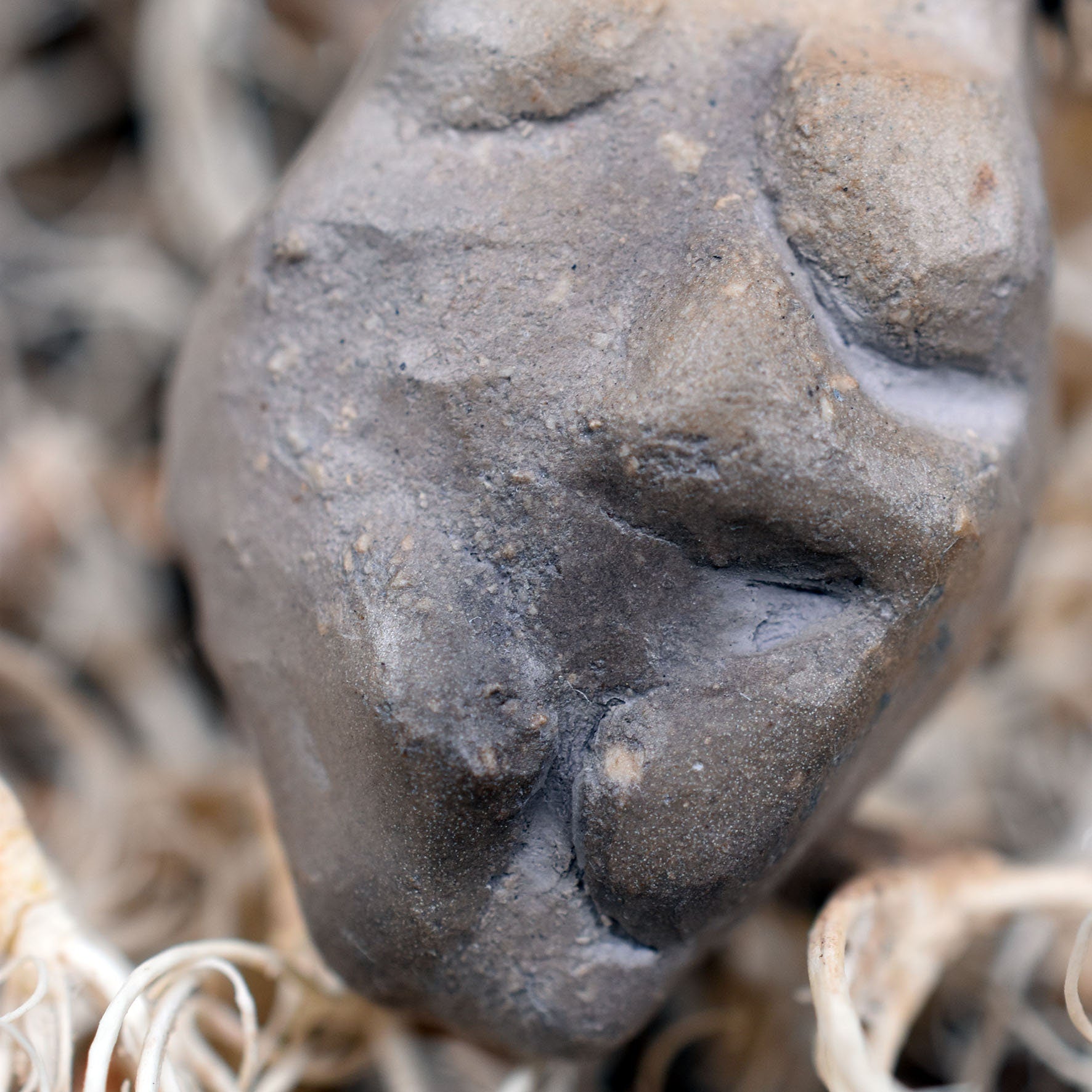 Einzigartiges Glücksbringer Amulett: Rauchbrand Ton Anhänger - Venus von Willendorf mit Leder- oder Baumwollband
